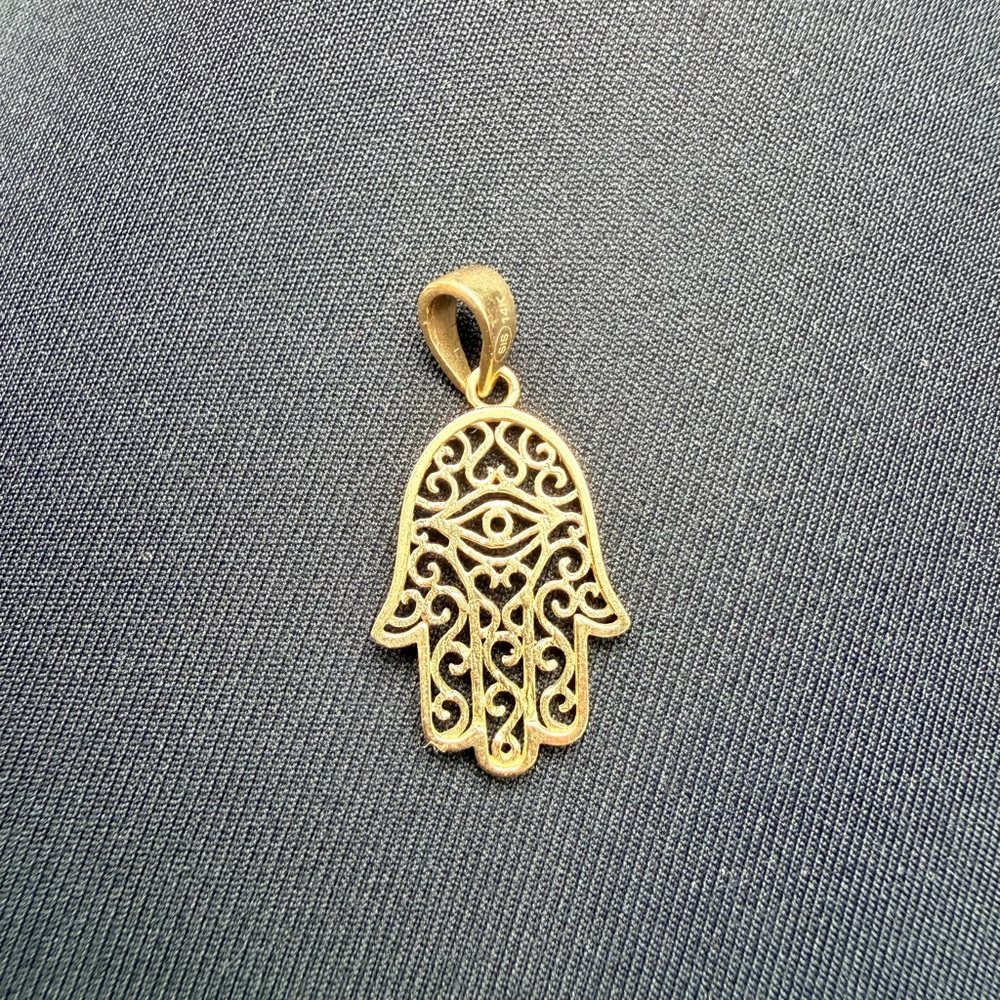 Elegant Gold Hamsa Hand Pendant 14karat Goldt